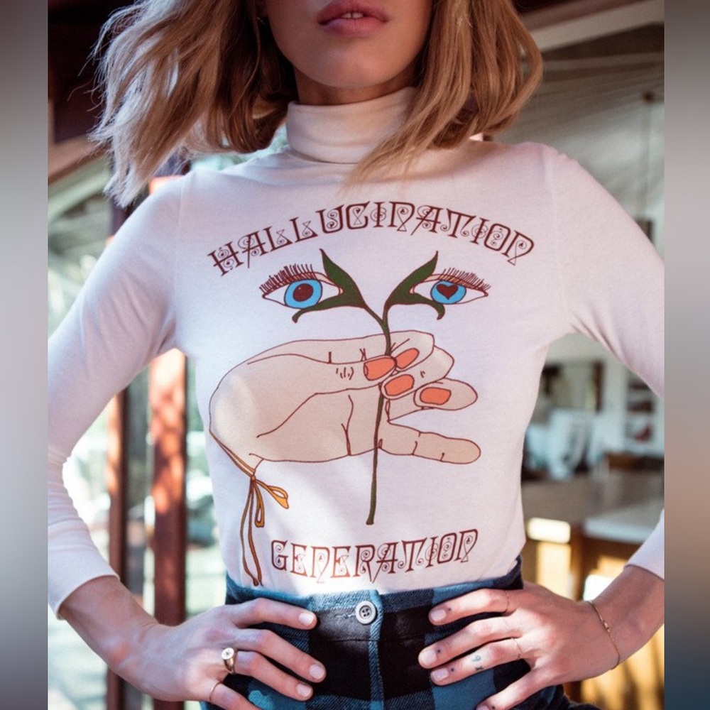 Long Sleeve Graphic Turtleneck Top in White